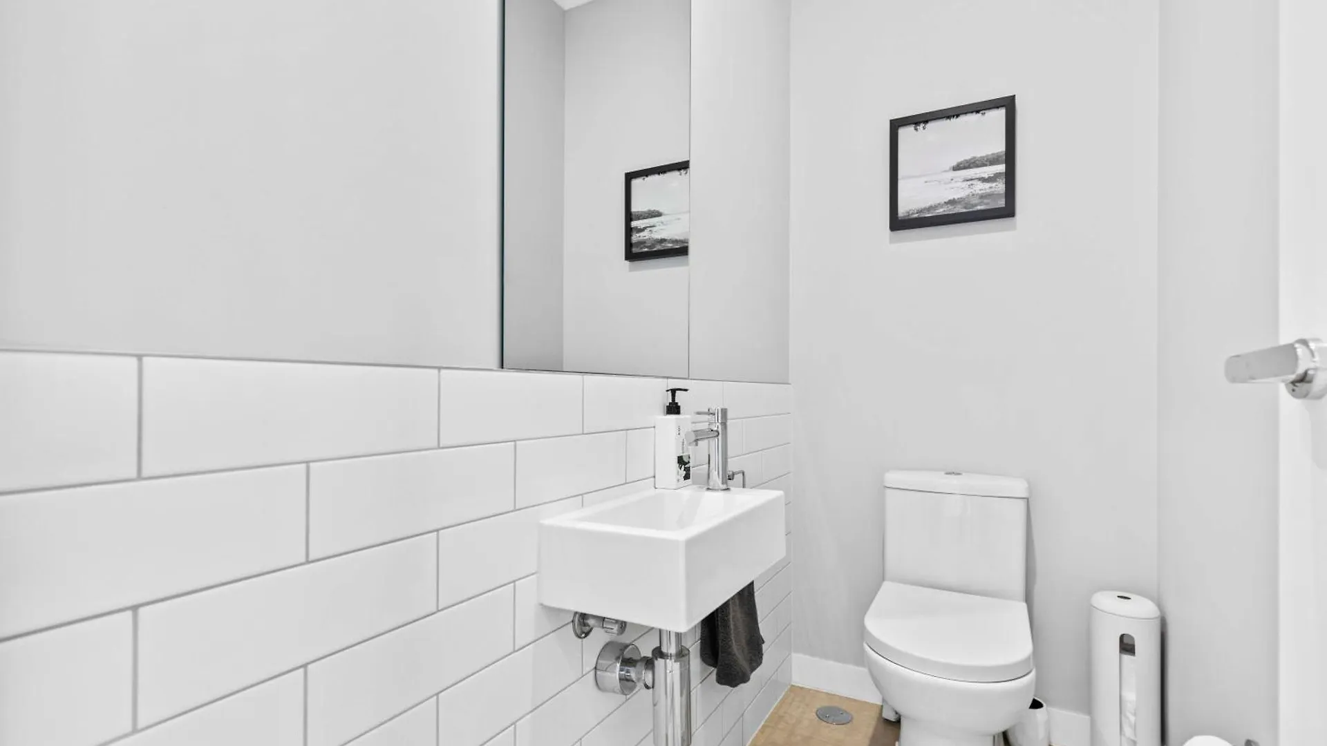 Stylish 3Bd Townhouse Camp Hill, Sleeps 8, Wifi, Parking Apartment Brisbane 0*,  Australia