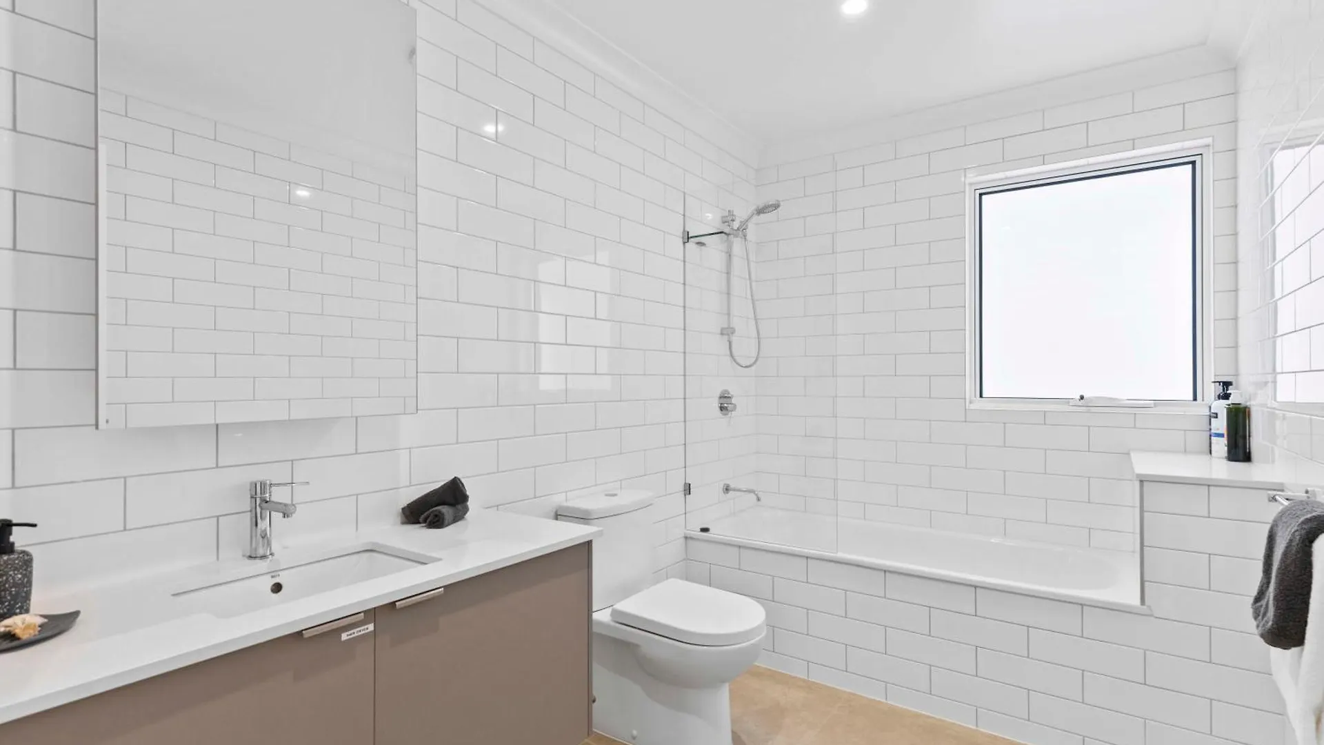 Stylish 3Bd Townhouse Camp Hill, Sleeps 8, Wifi, Parking Apartment Brisbane