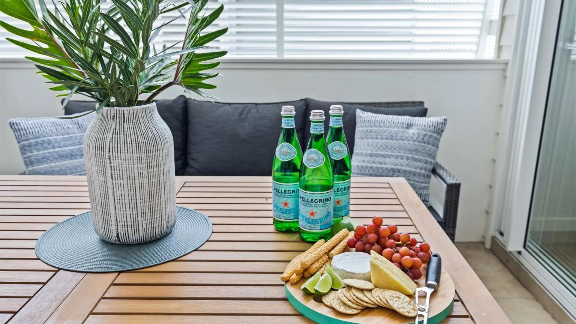 Stylish 3Bd Townhouse Camp Hill, Sleeps 8, Wifi, Parking Apartment Brisbane