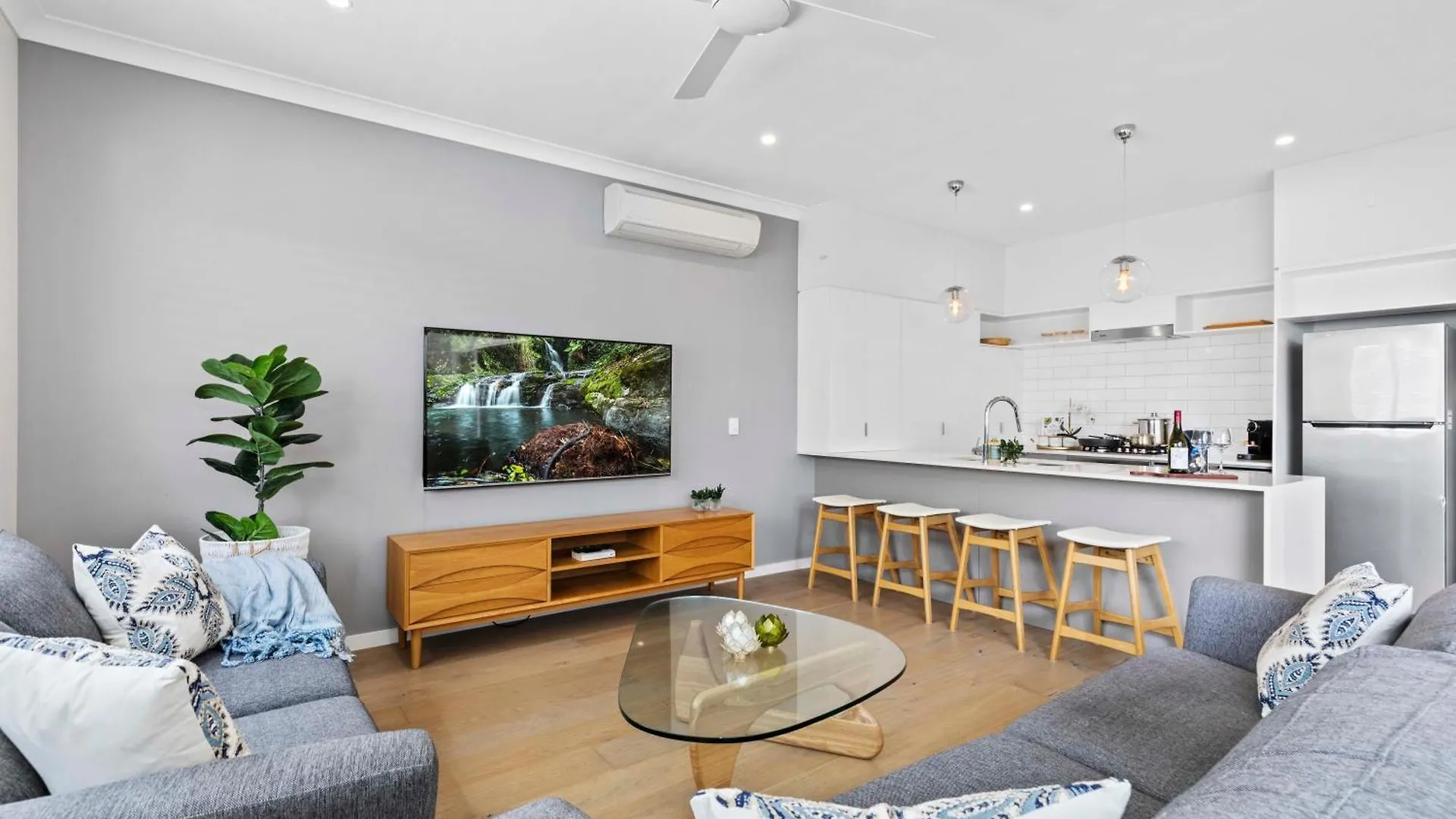 Stylish 3Bd Townhouse Camp Hill, Sleeps 8, Wifi, Parking Apartment Brisbane