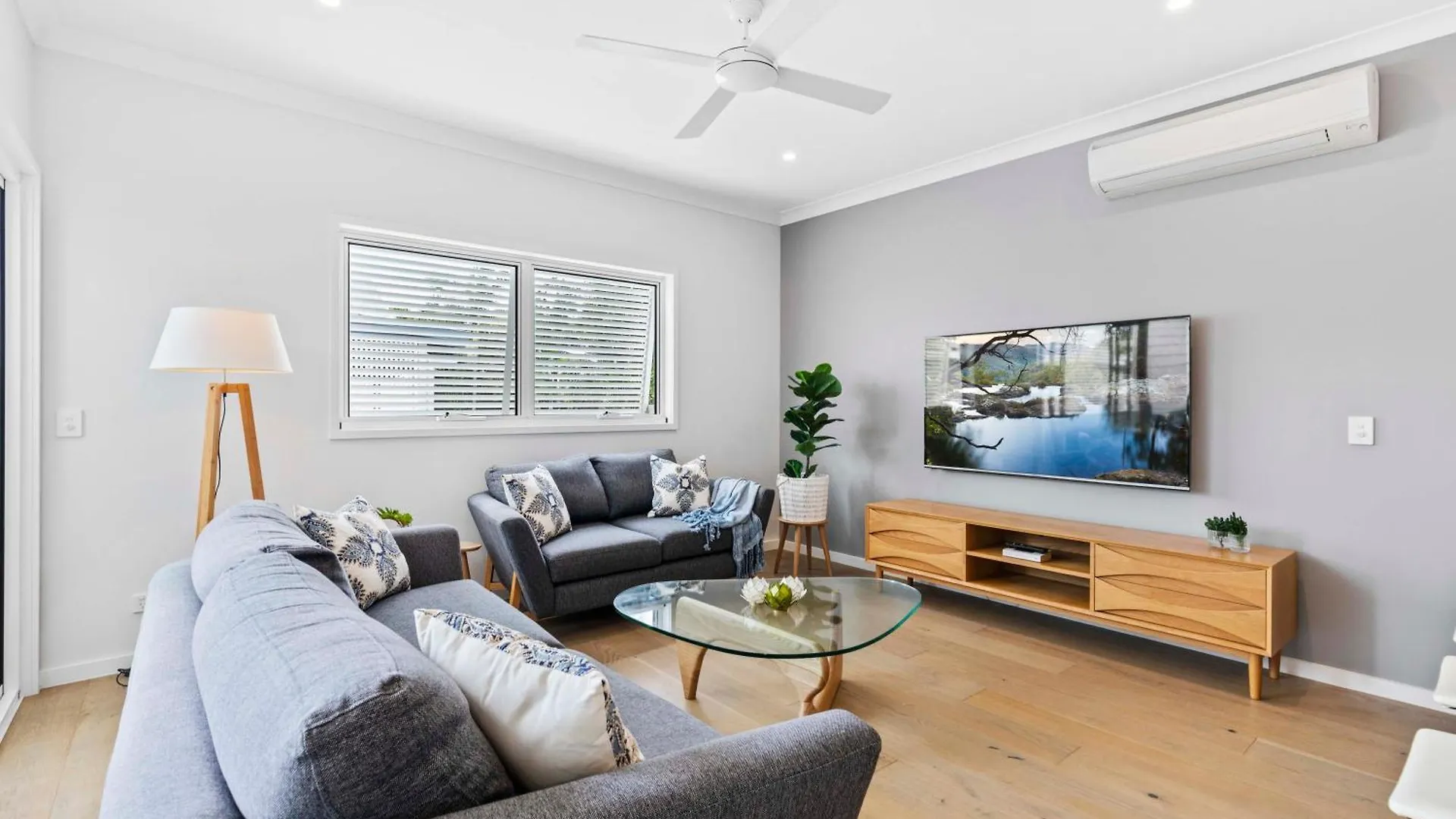 Stylish 3Bd Townhouse Camp Hill, Sleeps 8, Wifi, Parking Apartment Brisbane