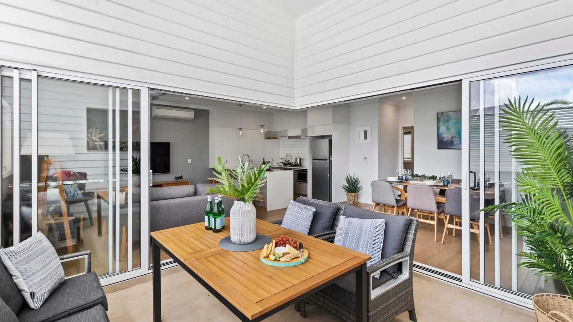 Stylish 3Bd Townhouse Camp Hill, Sleeps 8, Wifi, Parking Apartment Brisbane Australia